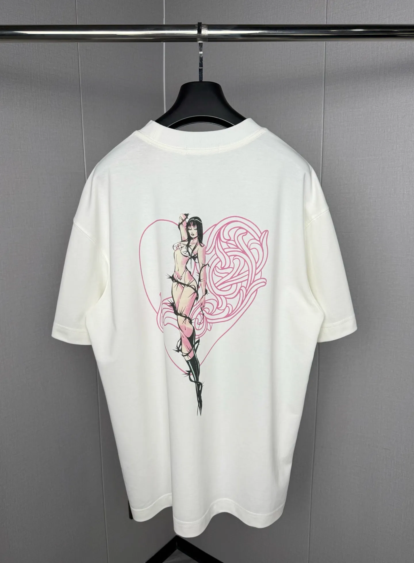 🅿️230 Chrome Hearts double-sided logo jacquard round neck half-sleeved T-shirt with pink cross Sanskrit letters "Deadly Doll" pattern logo on the front, customized fabric, double-sided digital direct printing, 280g weight, loose fit. Ben Crowe’s favorite item, the color scheme is very suitable for summer, and it is the same style for men and women. Solid color sizes: S-XL